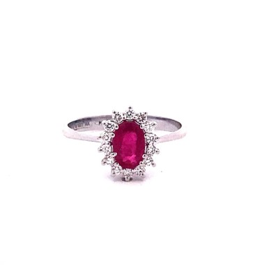 Anello con Rubino Ovale e Diamanti Naturali
