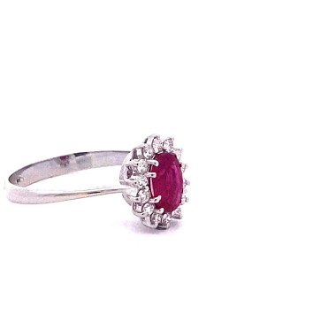 Anello con Rubino Ovale e Contorno di Diamanti Naturali in Oro Bianco