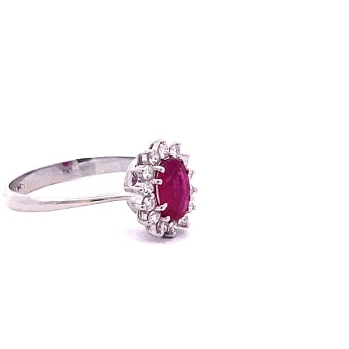 Anello con Rubino Ovale e Diamanti Naturali