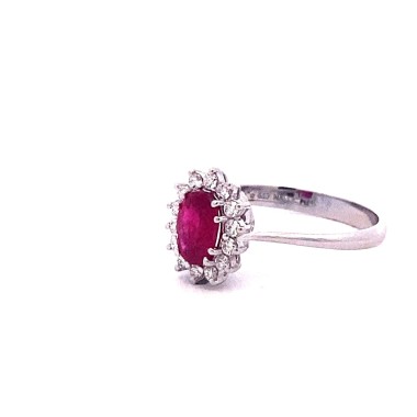 Anello con Rubino Ovale e Contorno di Diamanti Naturali in Oro Bianco