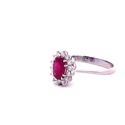 Anello con Rubino Ovale e Diamanti Naturali