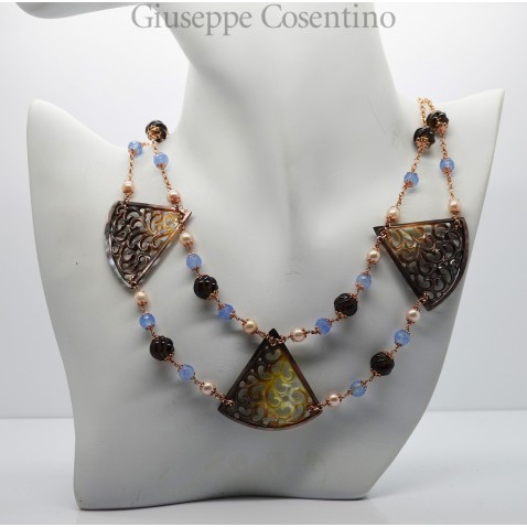 Collana con madreperle, agate blu, quarzi e perle Collana con madreperle, agate blu, quarzi e perle