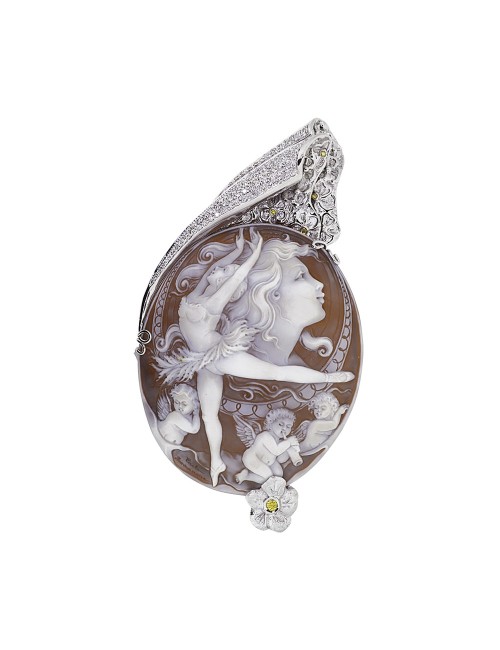 Dancer gold pendant with cameo and diamonds