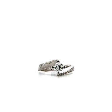 Anello con Diamante Naturale Centrale Certificato IGI 0,50 ct e VS1 e Diamanti Laterali 0,38 ct