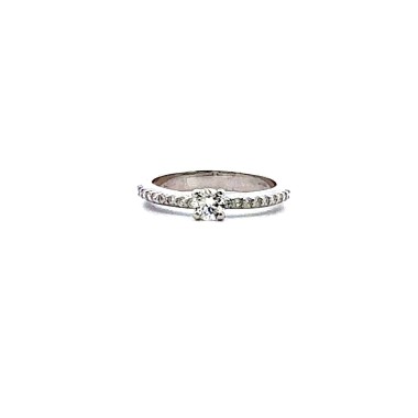 Anello con Diamante 0,30 ct, G VS e Diamanti Laterali 0,18 ct