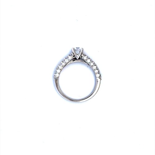 Anello con Diamante Centrale 0,61 GIA D VS e Diamanti Laterali sul Gambo 0,79