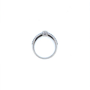 Anello Solitario con Diamante Centrale 0,22 ct e Diamanti sul Gambo 0,