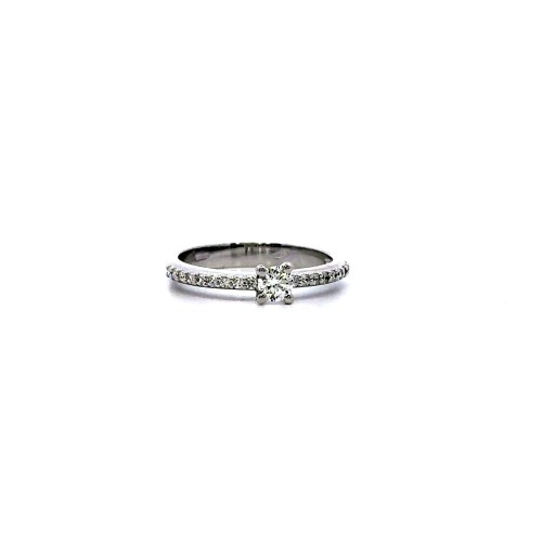 Anello Solitario con Diamante Naturale Centrale 0,22 ct e Diamanti sul Gambo 0,17 ct