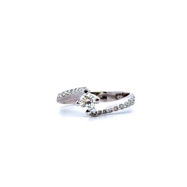 Anello con Diamante Centrale 0,29 ct e Diamanti su Gambo 0,37 ct in Oro Bianco