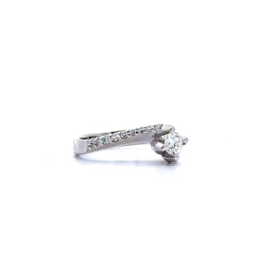 Anello con Diamante Centrale 0,29 ct e Diamanti su Gambo in Oro Bianco