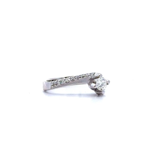 Anello con Diamante Centrale 0,29 ct e Diamanti su Gambo 0,37 ct in Oro Bianco