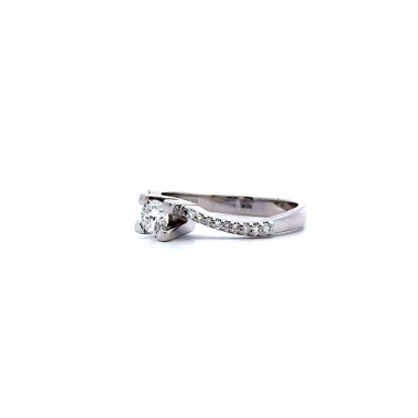 Anello Solitario con Diamante Centrale 0,26 ct e Diamanti sul Gambo