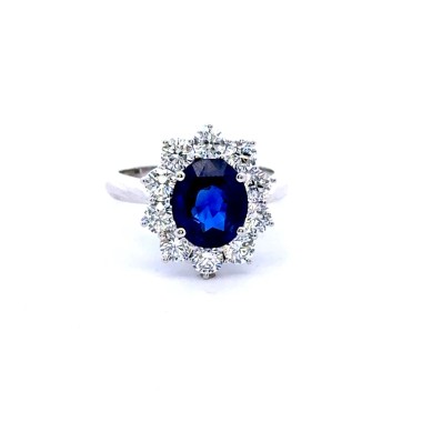 Anello con Zaffiro Naturale Royal Blue 3,03 ct e Contorno di Diamanti 1,69 ct