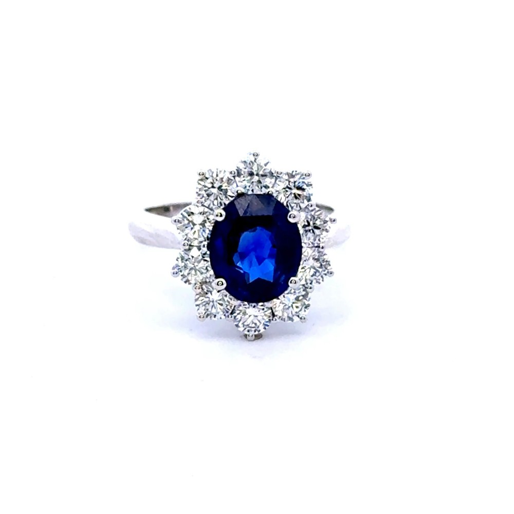 Anello con Zaffiro Naturale Royal Blue 3,03 ct e Contorno di Diamanti 1,69 ct