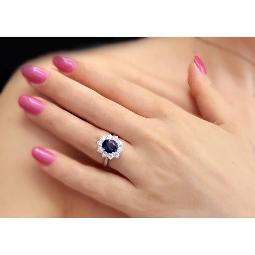 Anello con Zaffiro Naturale Royal Blue 3,03 ct e Contorno di Diamanti 1,69 ct