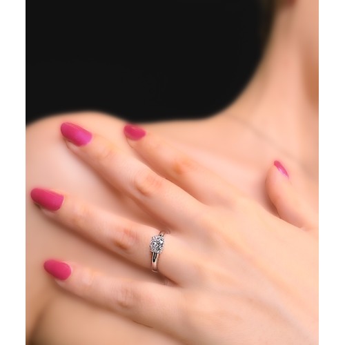 Anello con Diamante 0,70 ct D VS1, certificato GIA e Diamanti sul Gambo 0,17 ct