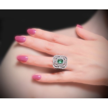 Anello con Smeraldo Rettangolare 1,29 ct e Diamanti 1,32 ct.