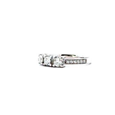 Anello Trilogy con Diamante 0,54 ct e Diamanti sul Gambo 0,20 ct F VS