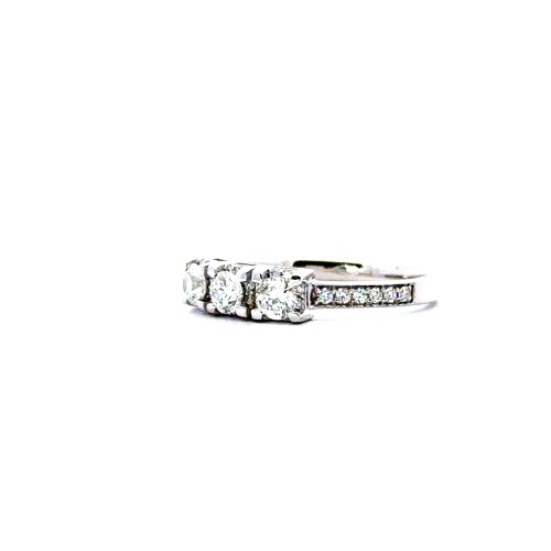Anello Trilogy con Diamante 0,54 ct e Diamanti sul Gambo 0,20 ct F VS