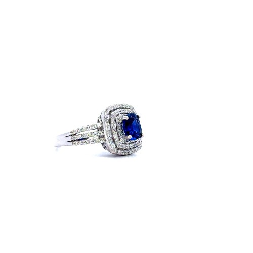 Anello con Zaffiro Naturale Cushion 1,63 ct e Diamanti 0,86 ct in Oro Bianco 18 Carati