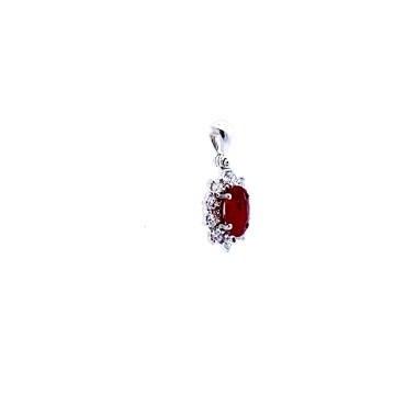 Ciondolo con Rubino Naturale Ovale 0,63 ct e Diamanti 0,20 ct in Oro Bianco 18 Carati