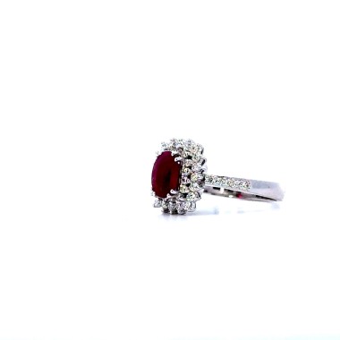 Anello con Rubino Ovale Certificato e Diamanti in Oro Bianco 18k