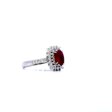 Anello con Rubino Ovale Certificato e Diamanti in Oro Bianco 18k