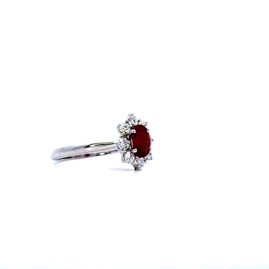 Anello con Rubino Naturale e Diamanti in Contorno in Oro Bianco 18k