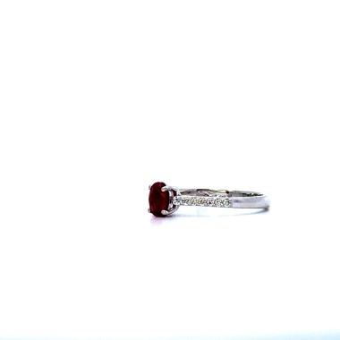 Anello con Rubino Naturale e Diamanti sul Gambo in Oro Bianco 18k