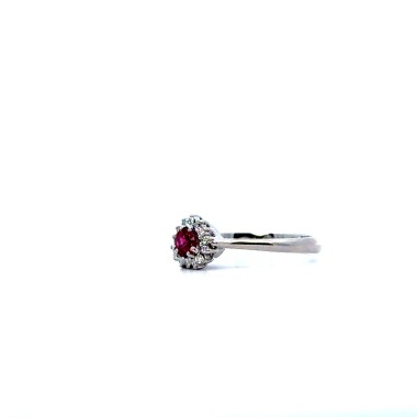 Anello con Rubino Naturale Rotondo 0,30 ct e Diamanti 0,10 ct in Oro Bianco 18 Carati