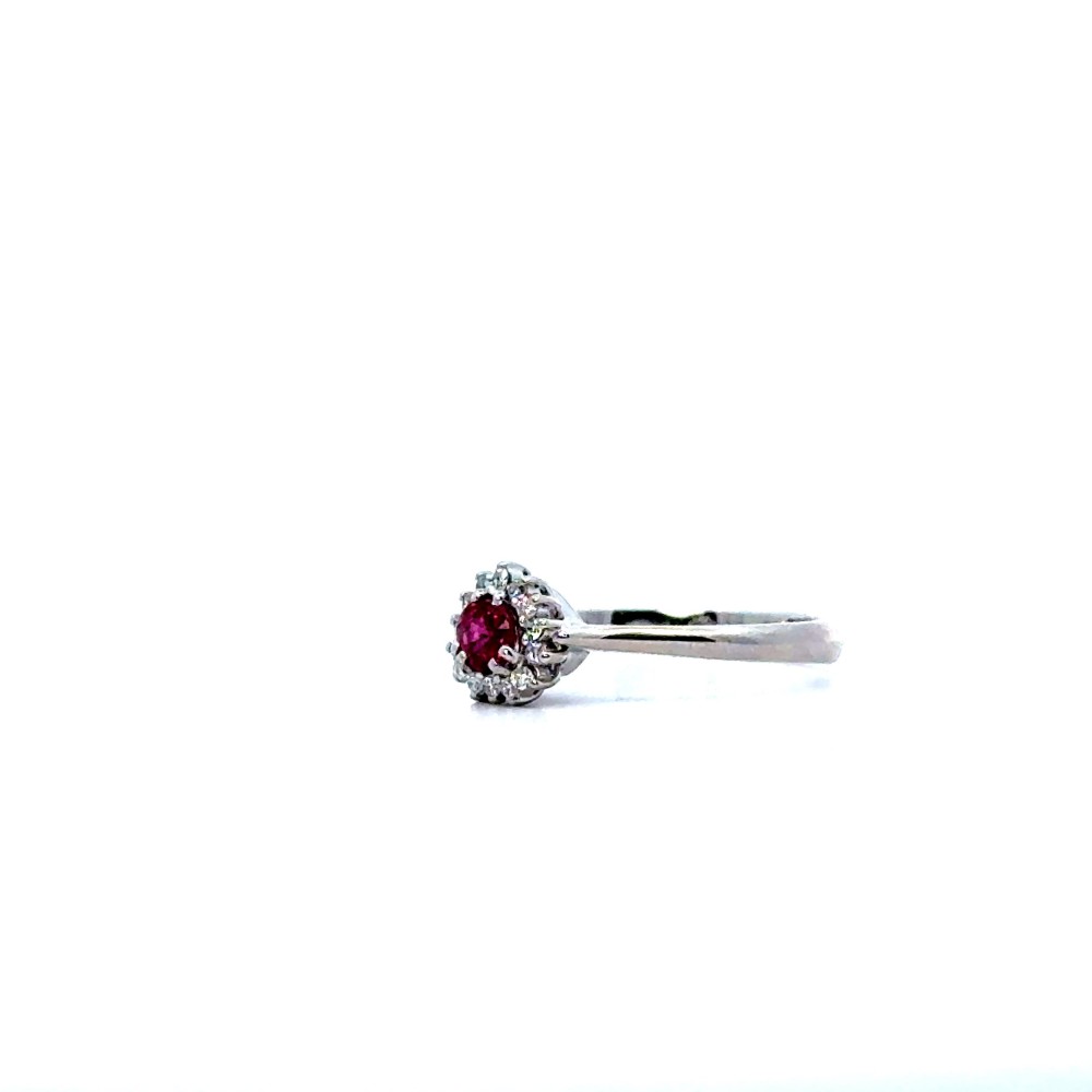 Anello con Rubino Naturale Rotondo 0,30 ct e Diamanti 0,10 ct in Oro Bianco 18 Carati