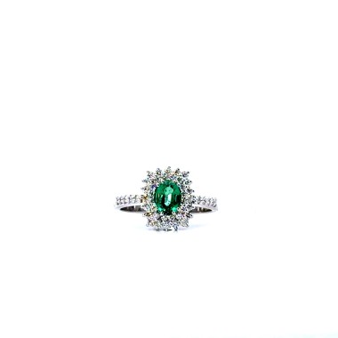 Anello con Smeraldo Naturale Ovale 0,62 ct e Diamanti 0,48 ct in Oro Bianco 18 Carati