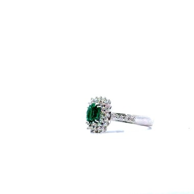 Anello con Smeraldo Ovale e Diamanti in Oro Bianco 18k