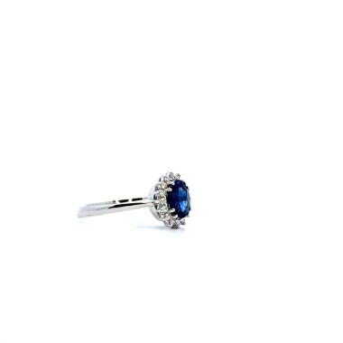 Anello con Zaffiro Naturale Ovale 1,02 ct e Diamanti 0,13 ct in Oro Bianco 18 Carati