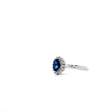 Anello con Zaffiro Naturale Ovale 1,02 ct e Diamanti 0,13 ct in Oro Bianco 18 Carati