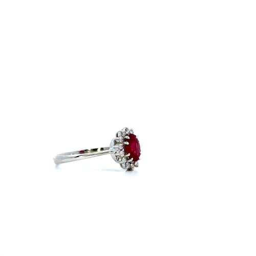Anello con Rubino Naturale Ovale 0,90 ct e Diamanti Naturali 0,17 ct