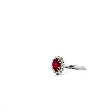 Anello con Rubino Naturale Ovale 0,90 ct e Diamanti Naturali 0,17 ct