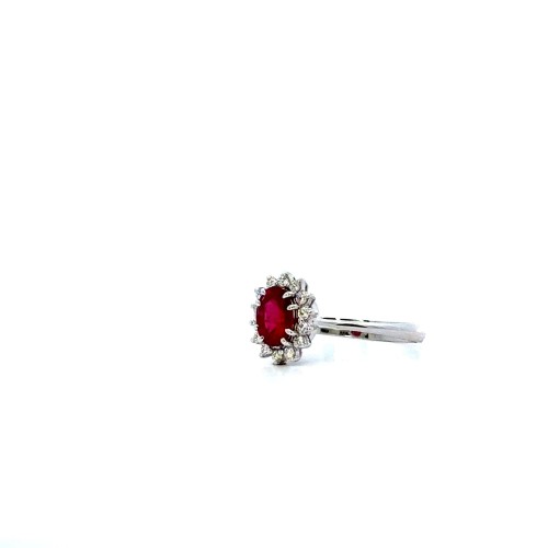 Anello con Rubino Naturale Ovale 0,90 ct e Diamanti Naturali 0,17 ct