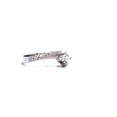 Anello con Diamante GIA 0,30 ct e Brillanti sul Gambo
