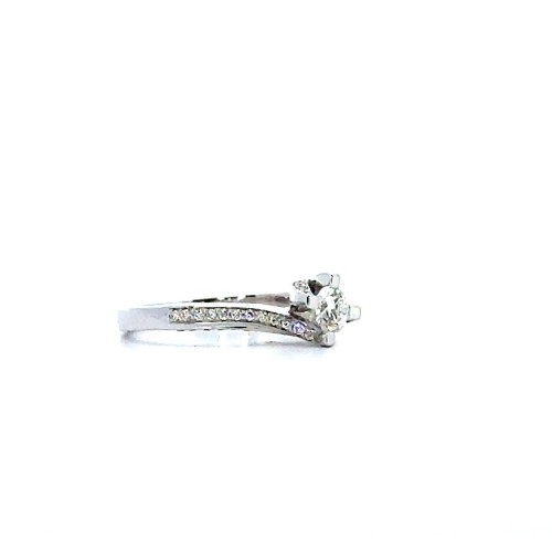 Anello con Diamante Naturale GIA 0,30 ct e Diamanti sul Gambo 0,31 ct