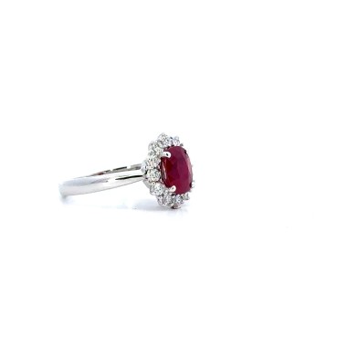 Anello con Rubino Naturale Ovale 1,75 ct e Diamanti Naturali 0,36 ct