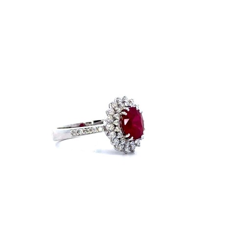 Anello con Rubino Naturale Ovale 1,71 ct e Diamanti Naturali 0,54 ct