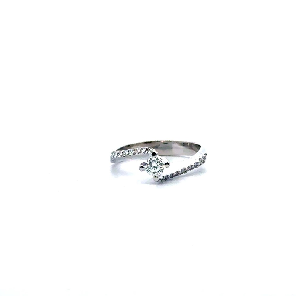 Anello Solitario Modello Valentino con Diamante Naturale 0,25 ct e Diamanti sul Gambo 0,27 ct