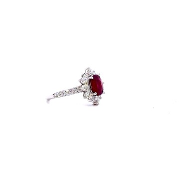 Anello con Rubino Naturale Ovale 1,51 ct e Diamanti Naturali 0,98 ct