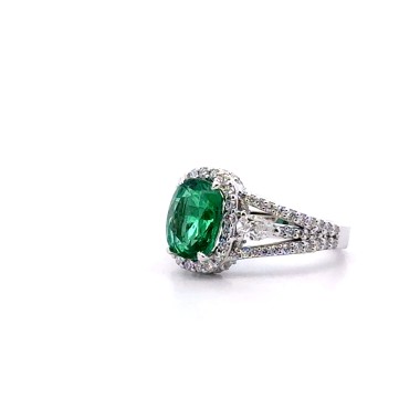 Anello con Smeraldo Naturale Ovale 2,69 ct e Diamanti Naturali a goccia