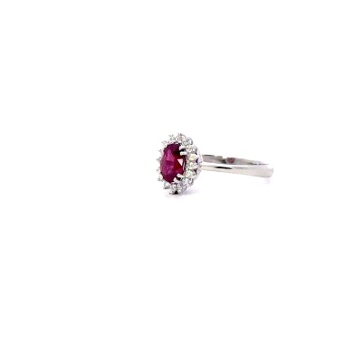 Anello Rubino Naturale Ovale 0,90 ct e Diamanti | Cosentino