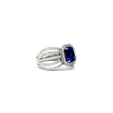 Anello con Zaffiro Naturale Cushion Cornflower 2,57 ct e Diamanti Naturali 0,92 ct
