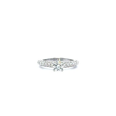 Anello Solitario con Diamante Naturale GIA 0,68 ct e Diamanti Naturali sul Gambo