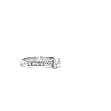 Anello Solitario con Diamante Naturale GIA 0,68 ct e Diamanti Naturali sul Gambo
