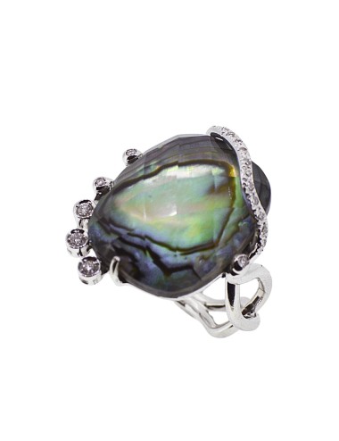 Anello in oro bianco con madreperla di “haliotis iris” e brillanti